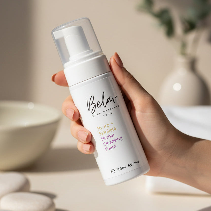 Herbal Cleansing Foam Anwendung –  der veganen Gesichtsreinigung, Produkt in Hand